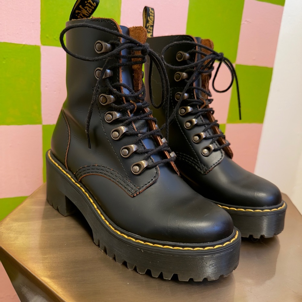 Dr. Martens LEONA WOMEN'S VINTAGE SMOOTH LEATHER HEELED BLACK BOOTS

Wore twice.